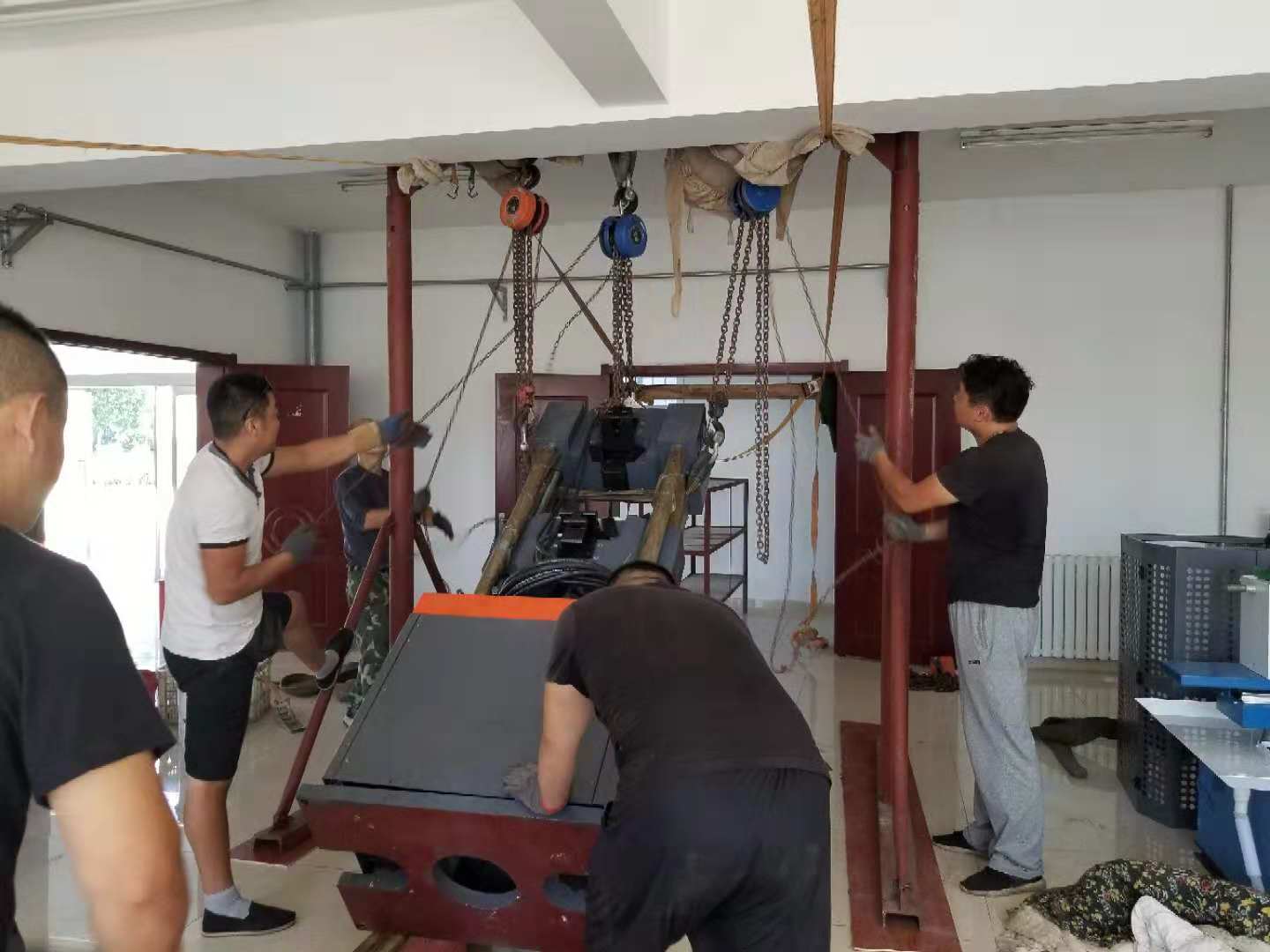 濟南設(shè)備室內(nèi)吊裝  濟南設(shè)備搬運