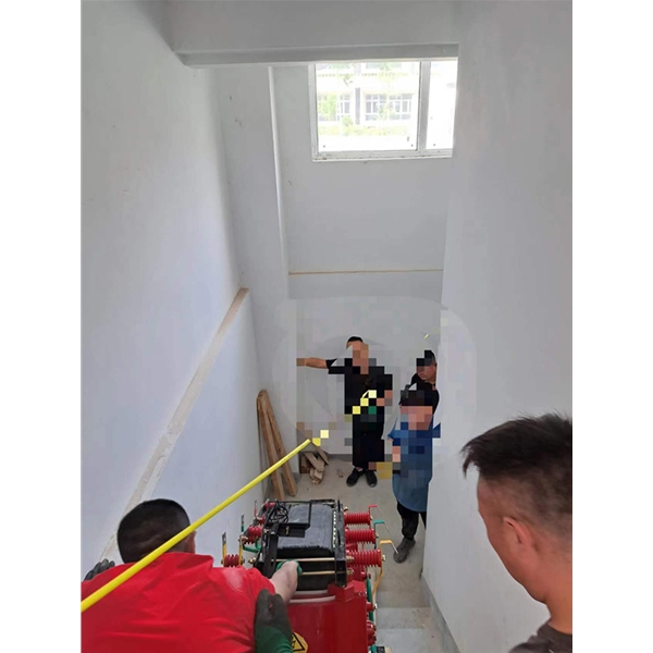 變壓器吊裝就位